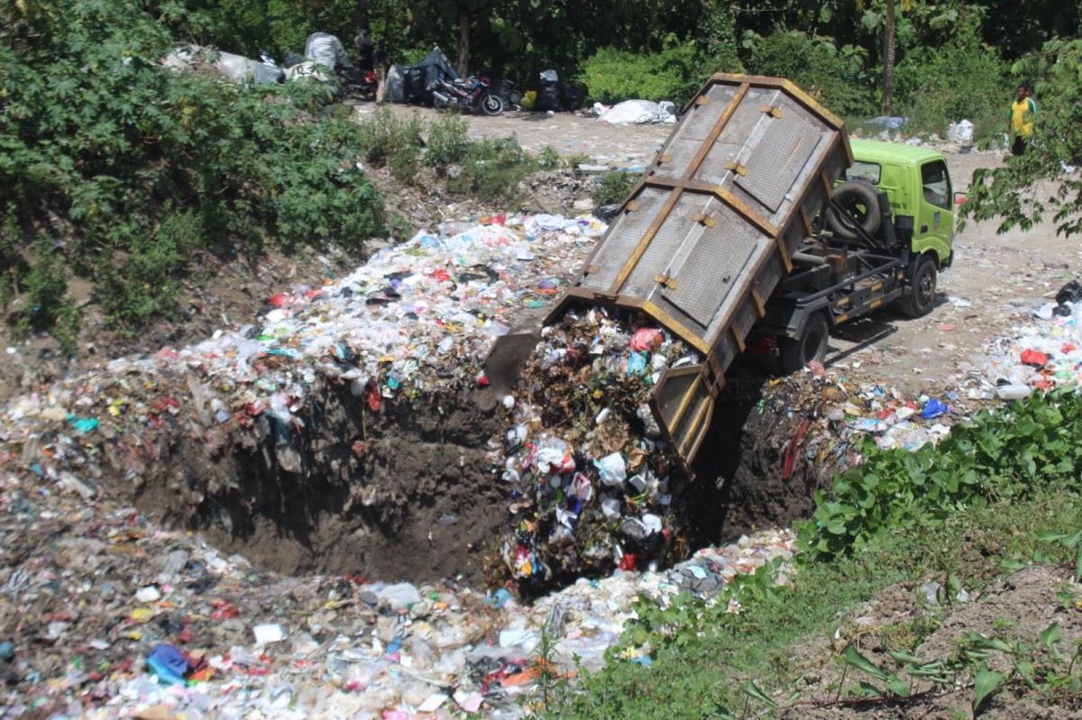 Truk dump pengangkut sampah di TPA Jombang sedang membuang muatannya. (Foto: Elok Aprianto/jatimnow.com)