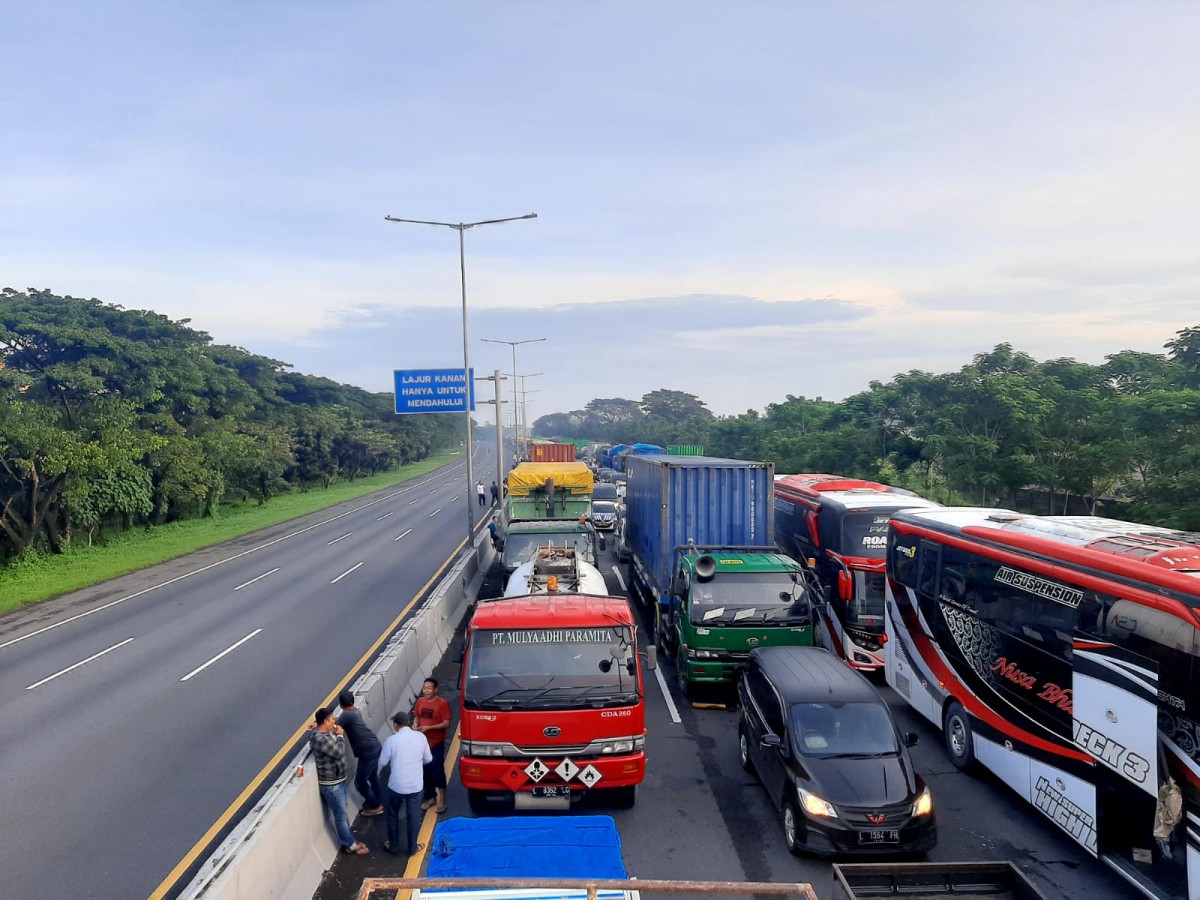 Antrean Kendaraan Jamaah 1 Abad NU: Macet 6 Jam, Mengular hingga Tol Sidoarjo