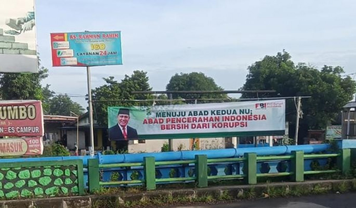 Spanduk pesan antikorupsi bergambar Firli Bahuri terpasang di kawasan Sukodono. (Foto: Zainul Fajar/jatimnow.com)