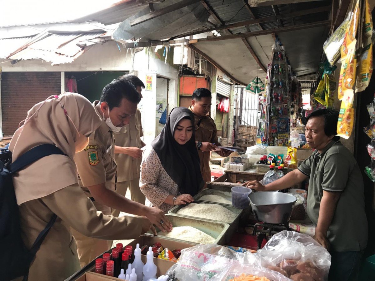 Kepala Diskopukmperindag Kota Mojokerto, Ani Wijaya saat mengecek harga beras (Foto: Agus for jatimnow.com)