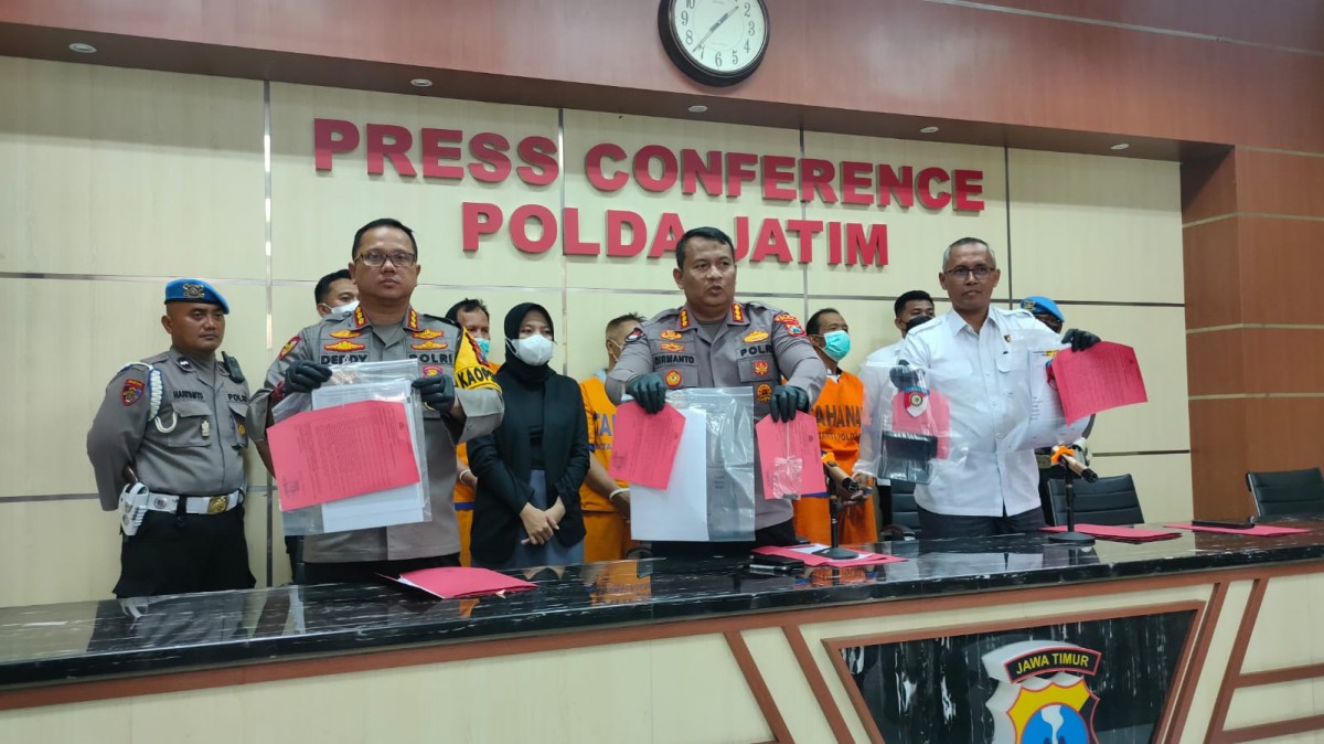 Polda Jatim membeberkan para tersangka dan barang bukti (Foto: Zain Ahmad/jatimnow.com)
