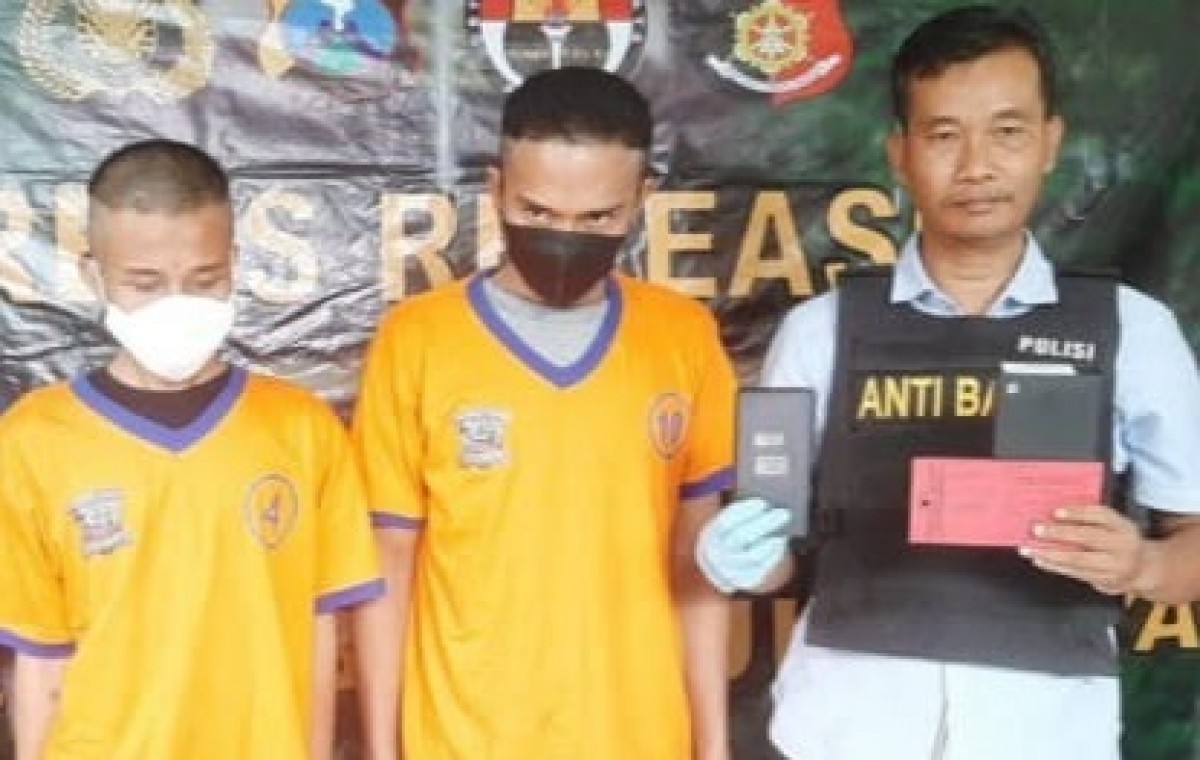 Kedua pelaku saat diamankan bersama barang bukti. (Foto: Polsek Gayungan for jatimnow.com)