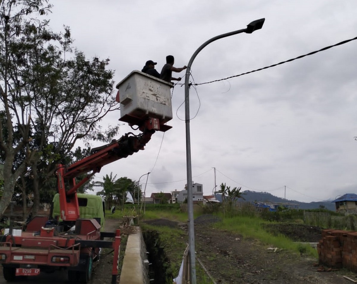 Pemeliharaan PJU yang dilakukan oleh DPUPR Kota Batu. (Foto: Galih Rakasiwi/jatimnow.com)