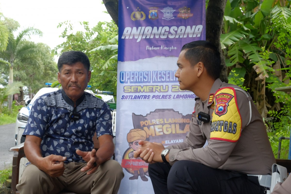 Tukang becak Lamongan, Gufron bersama jajaran Satlantas Polres Lamongan. (Foto: Adyad Ammy Iffansah/jatimnow.com)