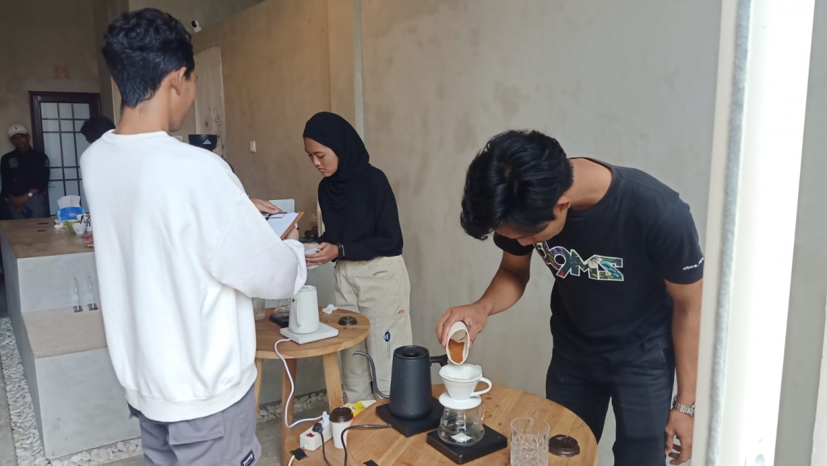 Para milenial di Lamongan adu meracik kopi (Foto: Adyad Ammy Iffansah/jatimnow.com)