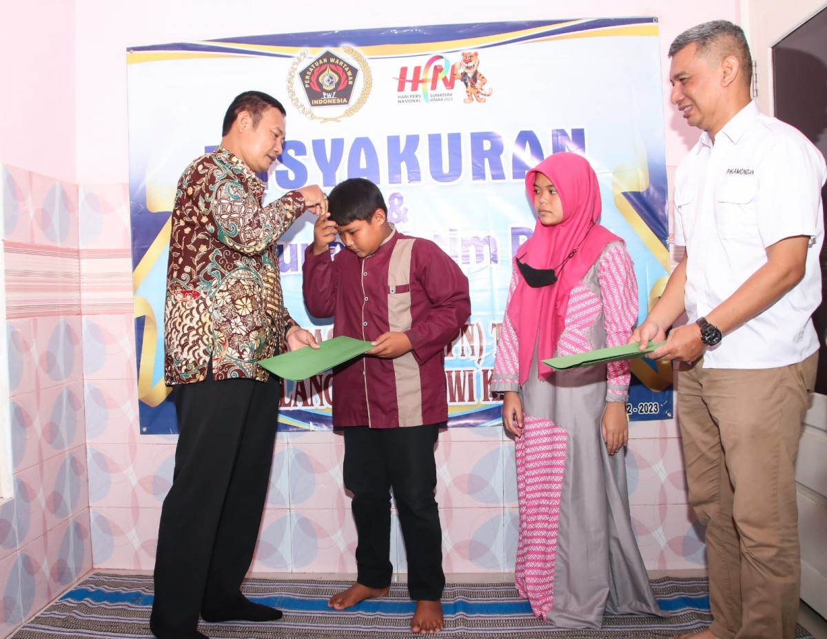 Jibril ketika bersalaman dengan Bupati Lamongan di tasyakuran HPN 2023 PWI Lamongan (Foto-foto: Humas Pemkab Lamongan/jatimnow.com)