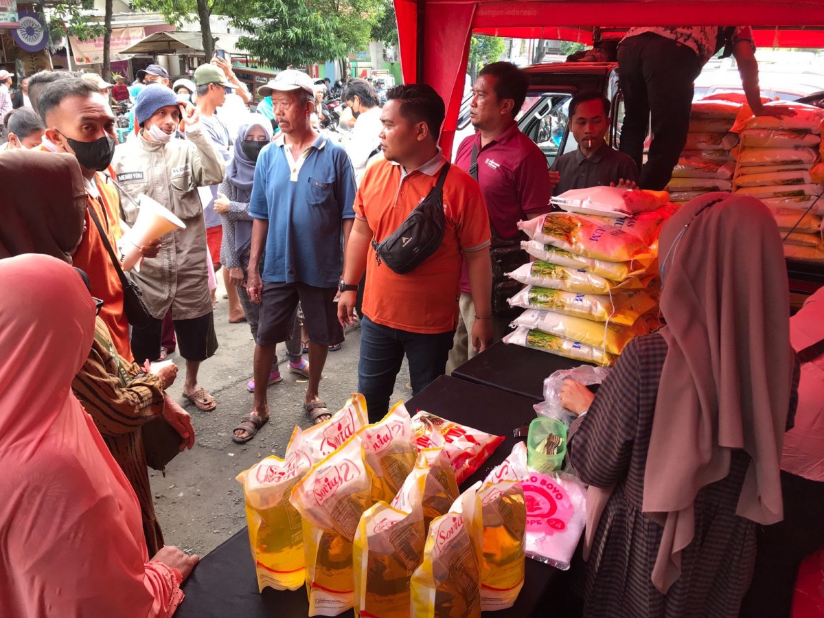 Warga saat menyerbu operasi pasar di Kota Mojokerto (Foto: Agus for jatimnow.com)