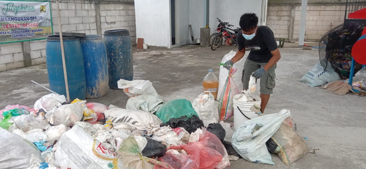 Proses pemilahan popok bekas yang kemudian di olah menjadi pupuk organik cair oleh warga di Lamongan. (Foto : Adyad Ammy Iffansah/jatimnow.com)