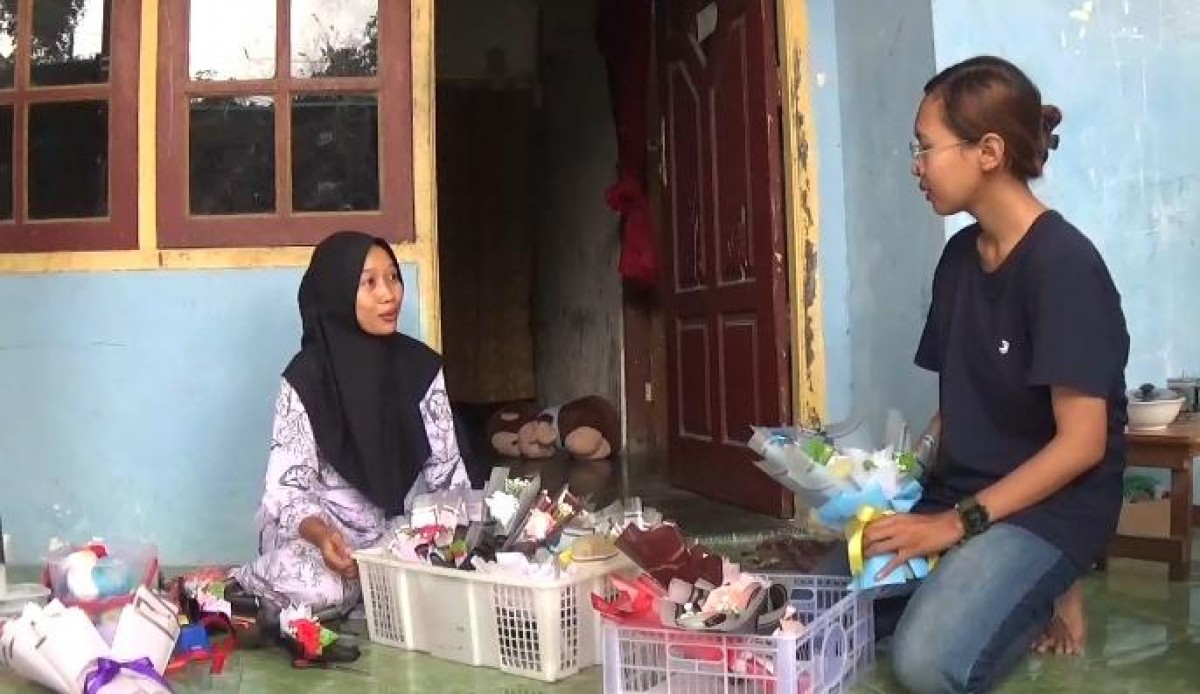 Pengrajin buket di Desa Sengon, Kecamatan Jombang, saat membuat pesanan pelanggan. (Foto-foto: Elok Aprianto/jatimnow.com)