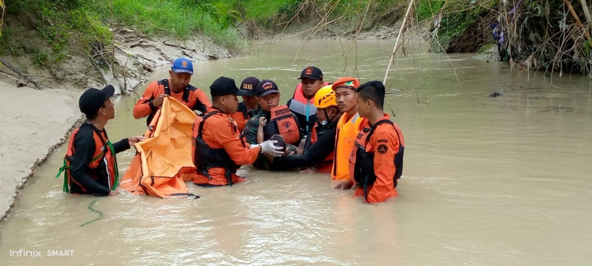 Proses evakuasi korban, RT bocah 3 tahun asal Desa Pengkol Kecamatan Tambakrejo oleh BPBD Bojonegoro bersama tim SAR gabungan (Foto: Misbahul Munir/jatimnow.com)