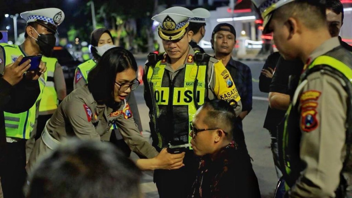 Polisi saat tes kadar pengaruh alkohol pada pengendara. (Foto: Satlantas Polrestabes Surabaya for jatimnow.com)