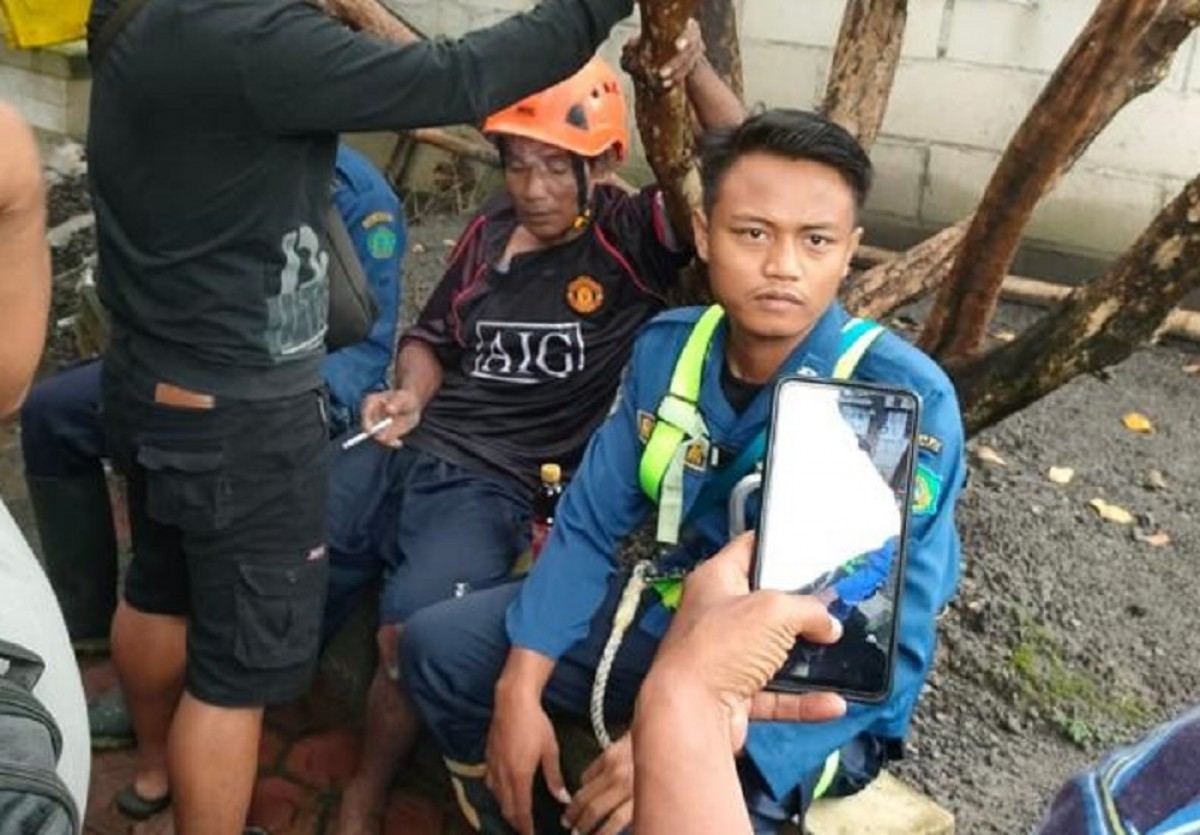 Agus (helm oranye) saat berhasil dievakuasi. (Foto: Eza for jatimnow.com)