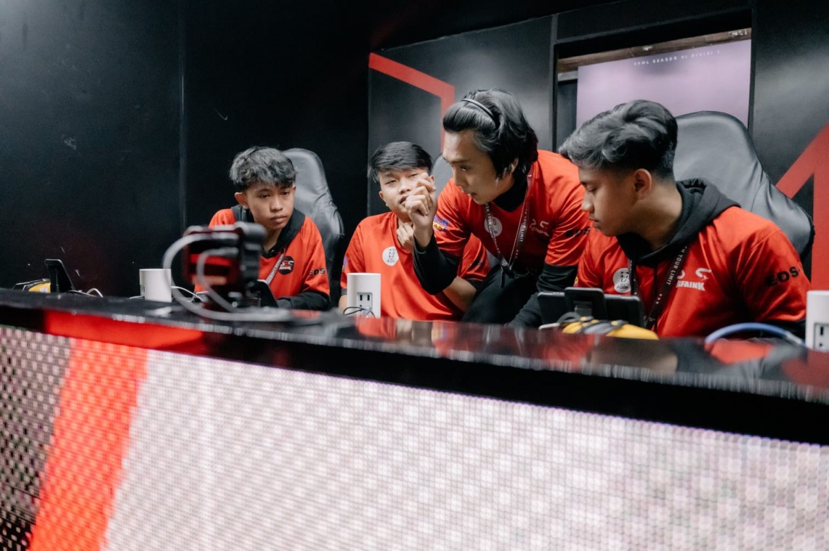 Ses Manted alias Salman Alfarisyi (memakai bando). (Foto: dok pribadi for jatimnow.com)