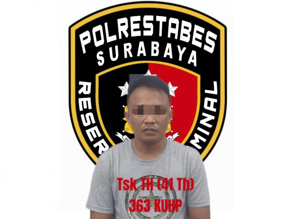 Tersangka diamankan polisi. (Foto: Satreskrim Polrestabes Surabaya)