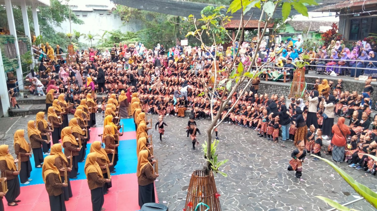 Ratusan Pelajar Kota Batu Mainkan Angklung Songsong Musyda Muhammadiyah-Aisyiyah