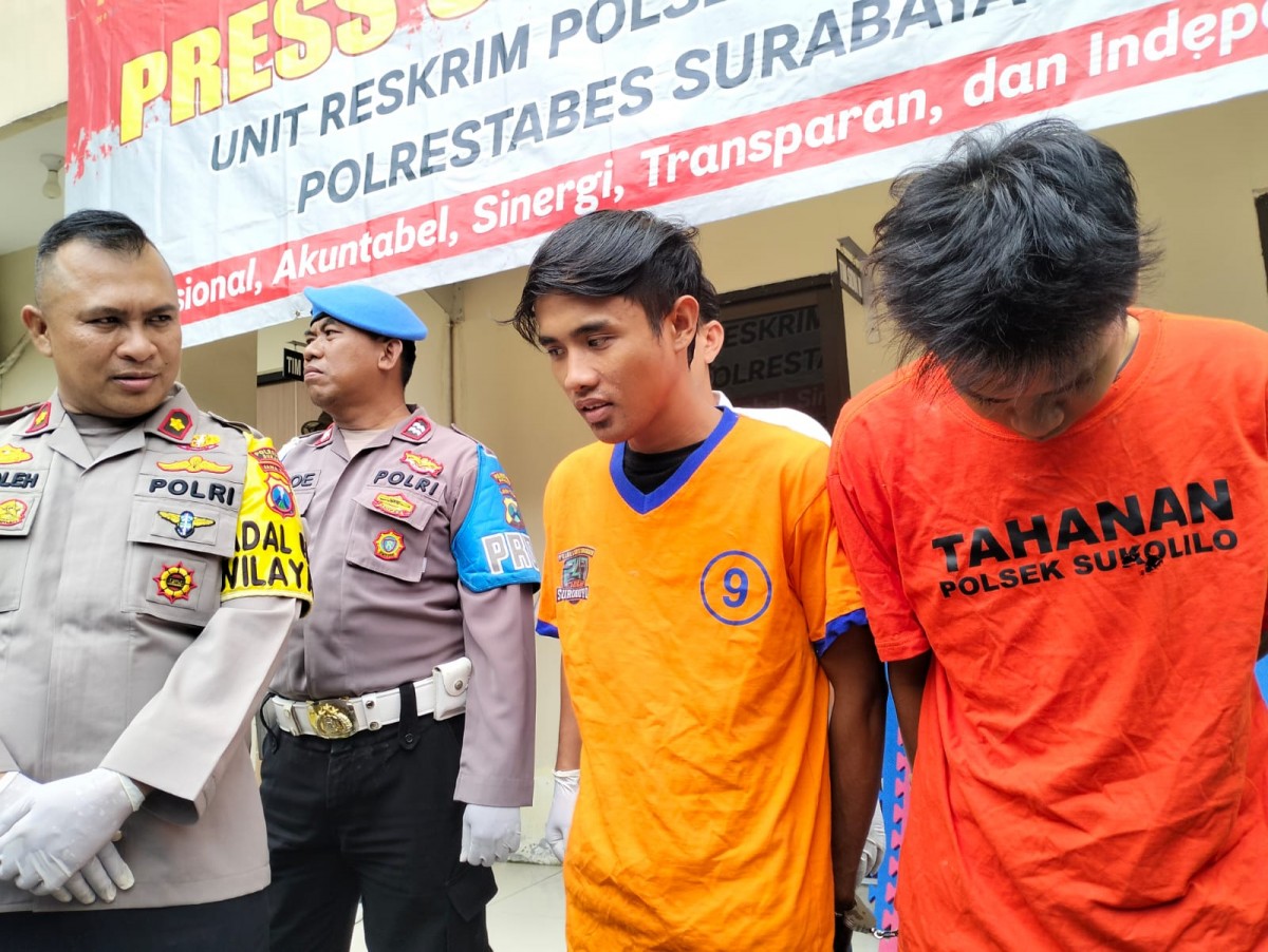 Kedua bandit motor diamankan di Mapolsek Sukolilo, Surabaya (Foto: Rama Indra/jatimnow.com)