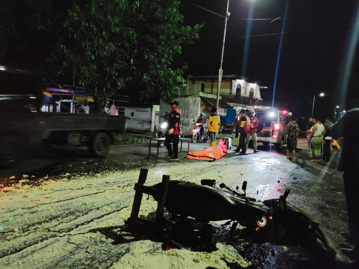 Relawan saat mengevakuasi korban. (Foto: PMI Kabupaten Mojokerto for jatimnow.com)