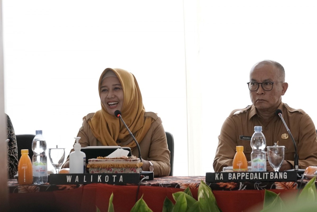 Wali Kota Mojokerto Ika Puspitasari dan Kepala Bappedalitbang, Agung MS saat Musrenbang. (Foto: Vandi for jatimnow.com)