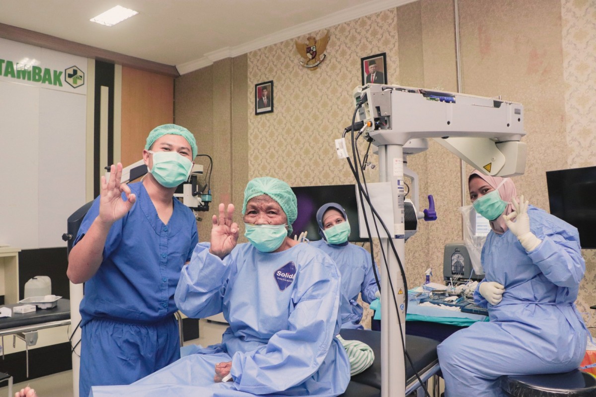 Operasi katarak. (Foto: Eyelink Foundation/jatimnow.com)