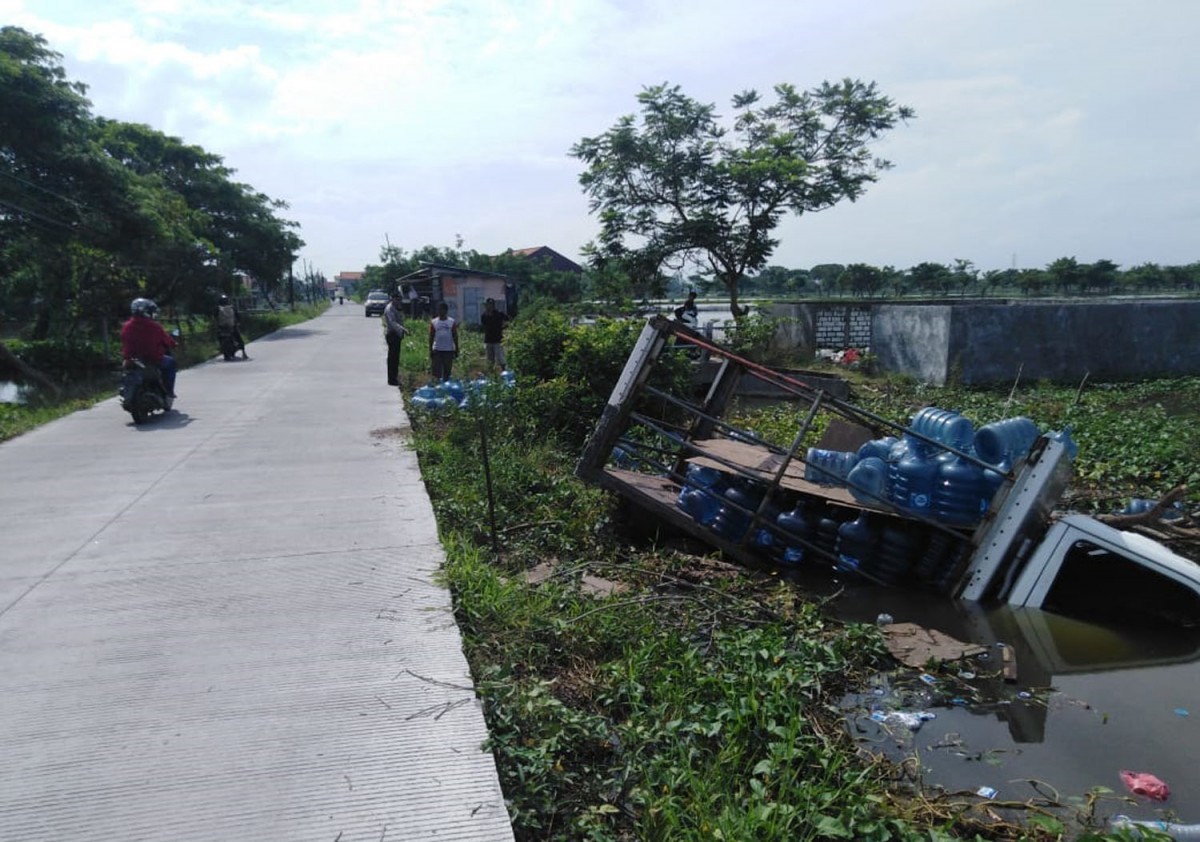 Truk bermuatan galon air munim yang tercebur dalam sungai di Lamongan (Foto: Unit Gakkum Satlantas Polres Lamongan for jatimnow.com)