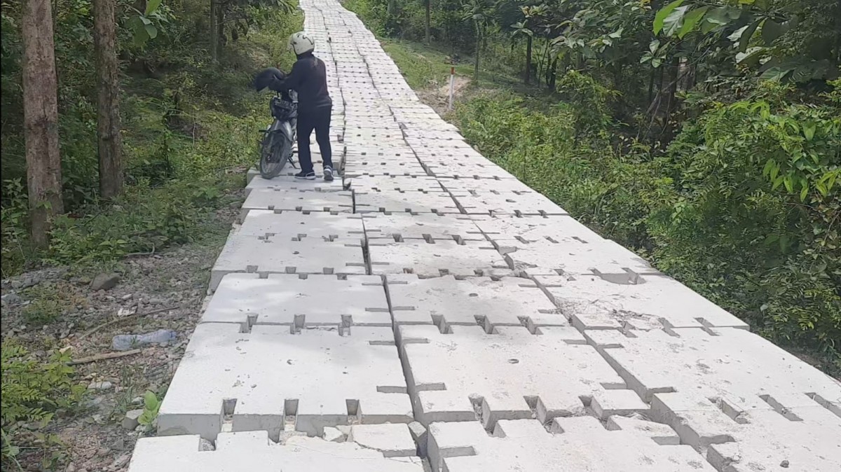 Penampakan kondisi jalan Desa Soko Kecamatan Temayang. (Foto: Misbahul Munir/jatimnow.com)