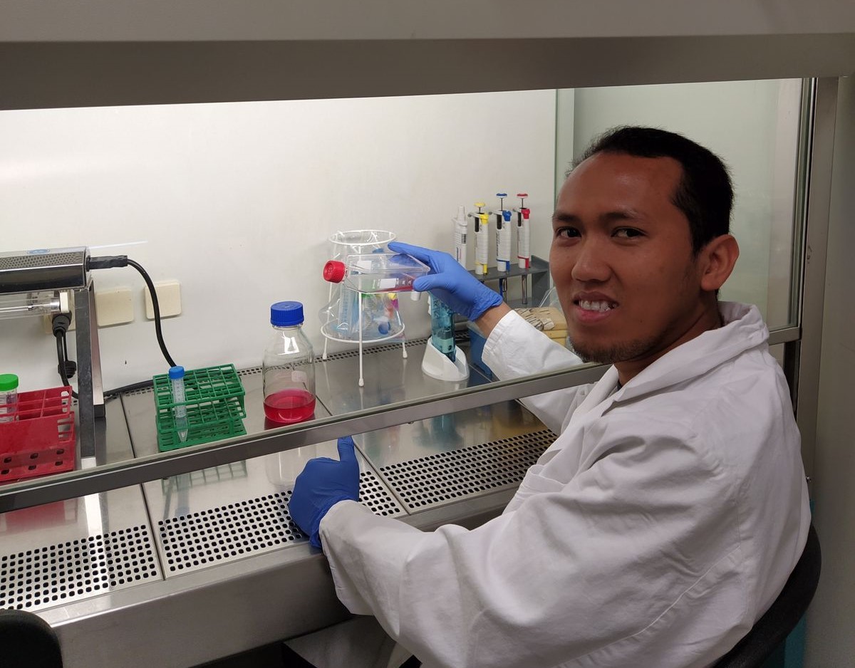 Dr rer nat Arif Luqman SSi MT saat melalukan riset tentang mikroba dan mikroorganisme. (Foto: Humas ITS for jatimnow.com)