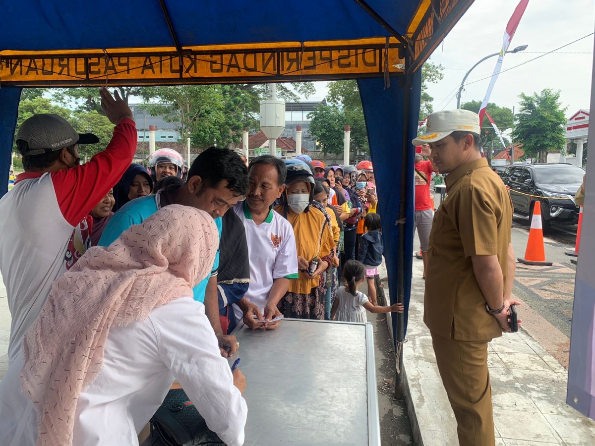 Wakil Wali Kota Pasuruan, Adi Wibowo (Mas Adi) yang memimpin jalannya operasi pasar (Foto-foto: Pemkot Pasuruan)