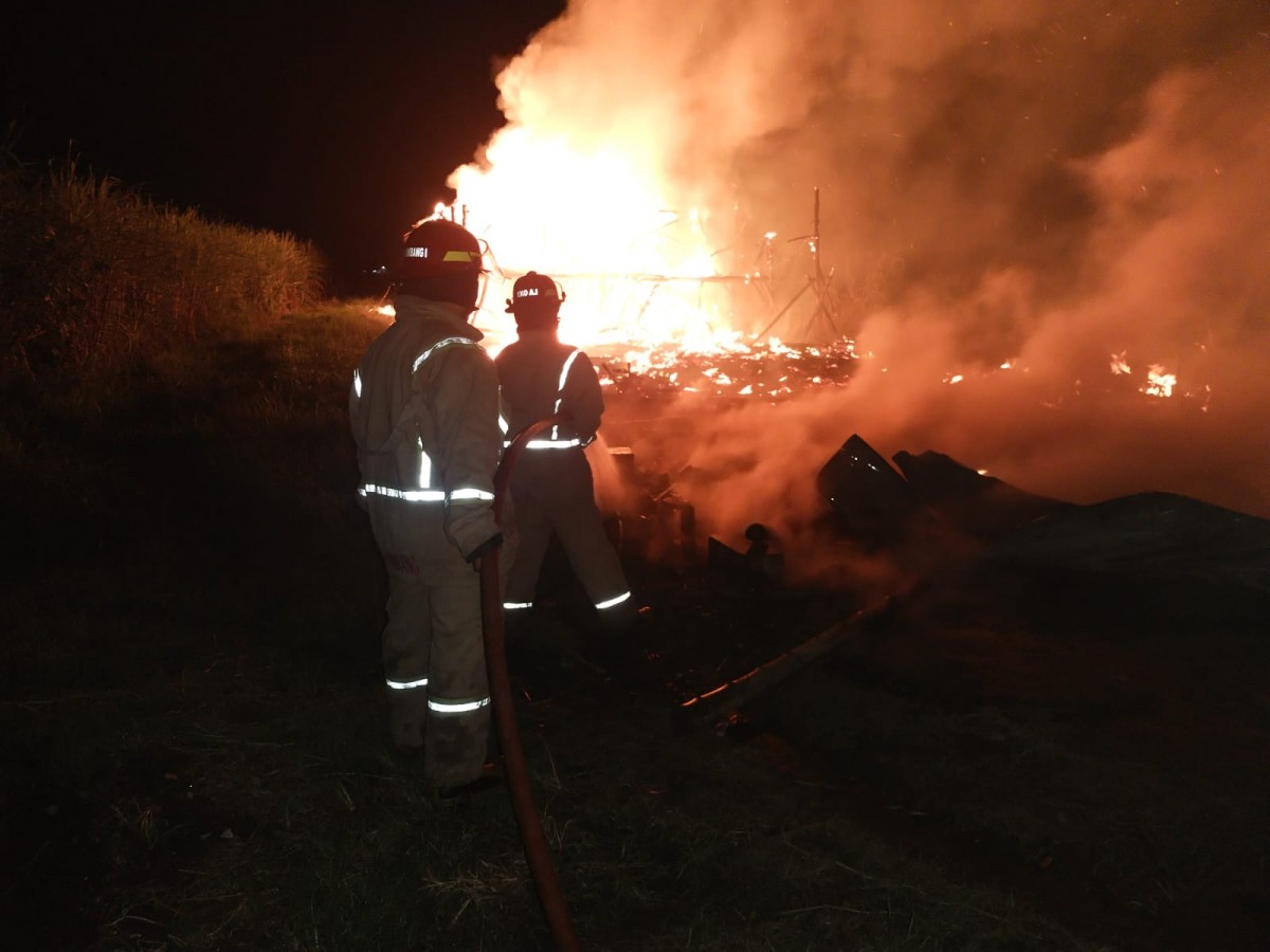 Kandang ayam yang terbakar di dusun Juwet, Desa Dukuhdimoro, Mojoagung. (Foto: Elok Aprianto/jatimnow.com)