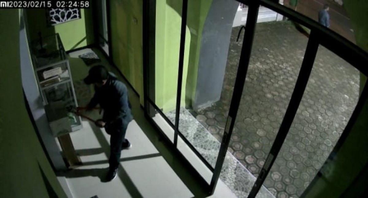 Aksi pencurian kotak amal di musala Al Hidayah, Desa Sidowarek, Kecamatan Ngoro. (Foto: Elok Aprianto/jatimnow.com)