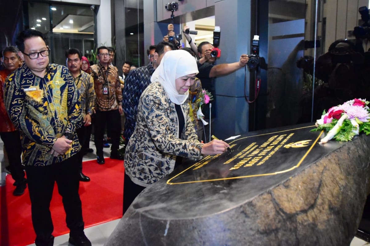 Khofifah Indar Parawansa meresmikan Gedung Baru Dinas Energi dan Sumber Daya Mineral (DESDM) Provinsi Jatim. (Foto: Humas Pemprov Jatim)