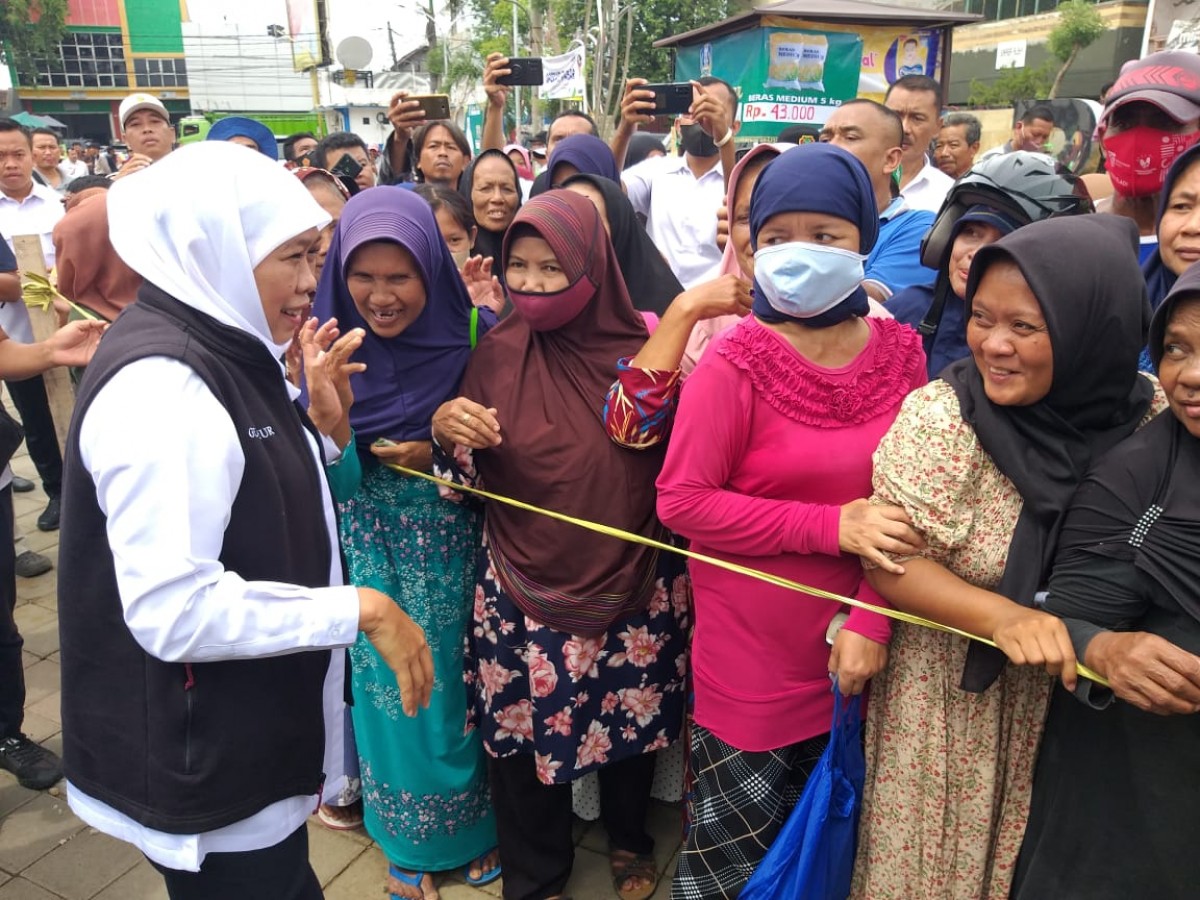 Gubernur Khofifah meninjau operasi pasar pagi ini di Pasar Besar Kota Pasuruan. (Foto-foto: Moch. Rois/jatimnow.com)