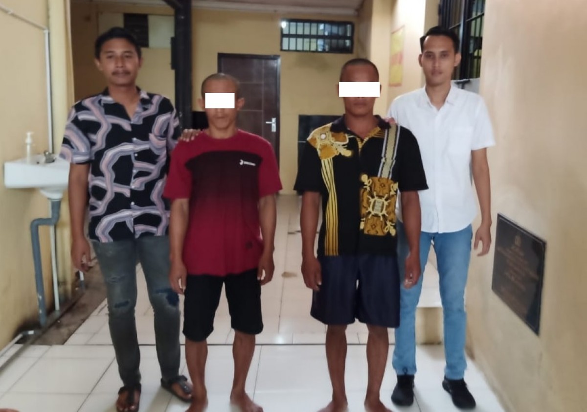 Dua pelaku pencurian baling-baling perahu kapal penangkap ikan Lamongan saat digelandang ke Mapolres setempat. (Foto: Humas Polres Lamongan for jatimnow.com)