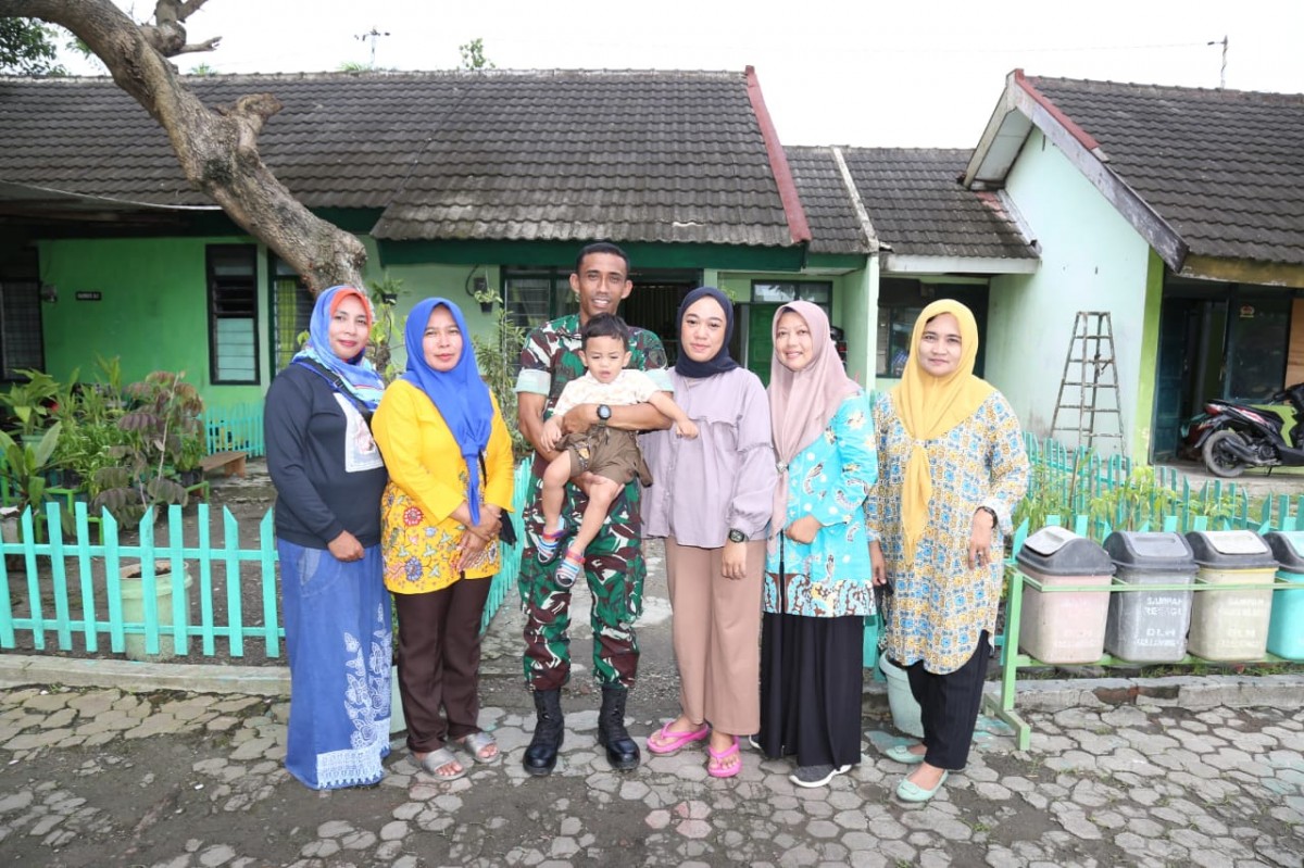 Serda Purwono bersama keluarga ditemani beberapa anggota Persit. (Foto : Humas Kodim Lamongan for jatimnow.com)