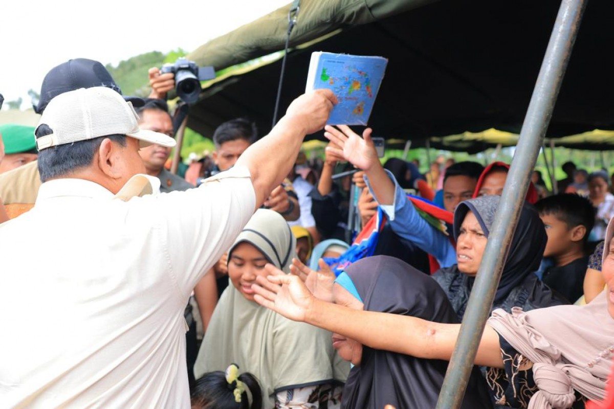Prabowo saat membagikan puzzle peta Indonesia (Foto: Fad for jatimnow.com)