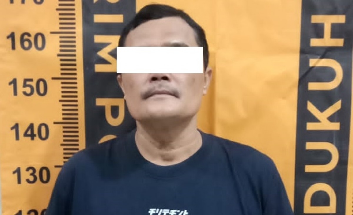 Polisi gadungan saat diamankan polisi. (Foto: Polsek Dukuh Pakis for jatimnow.com)