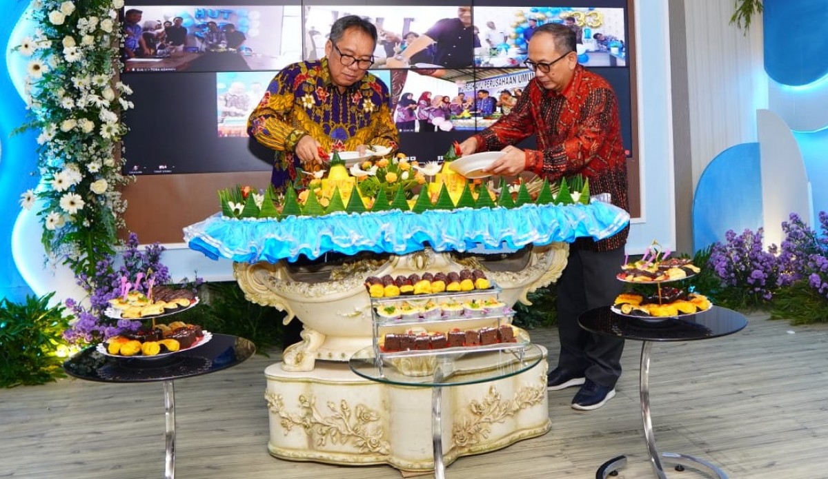 Potong tumpeng memperingati Hari Jadi ke 33 PJT I dan lomba-lomba. (Foto: Humas PJT I)