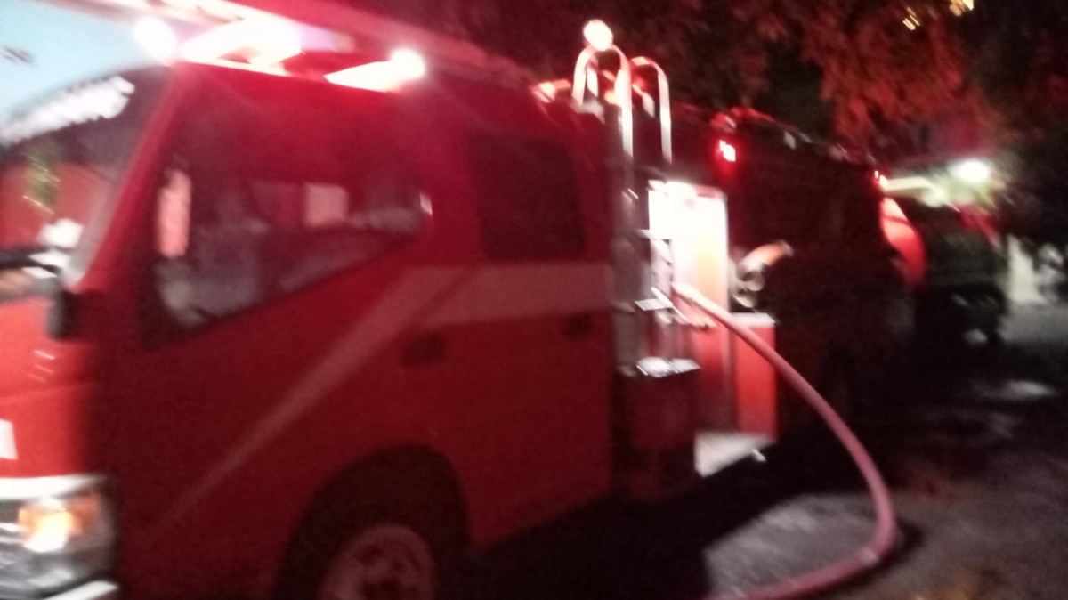 Kendaraan Damkar yang berusaha memadamkan api. (Foto: BPBD Jombang)