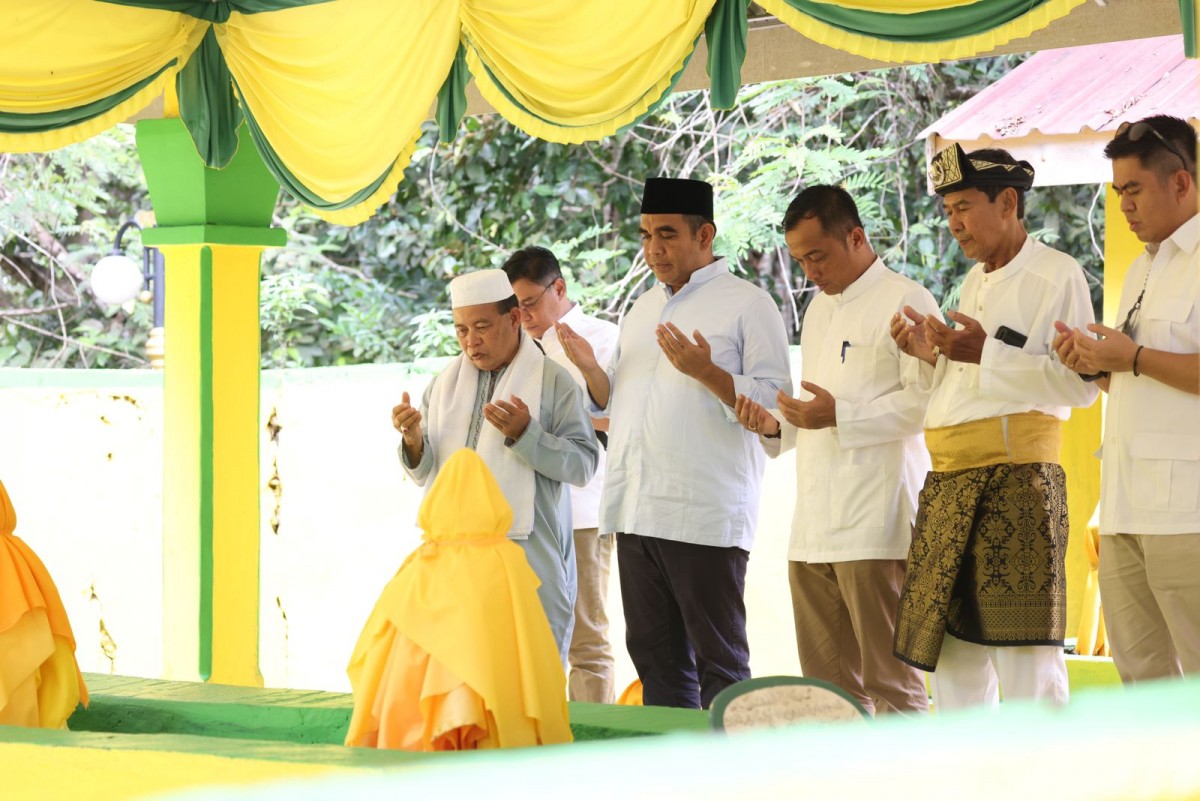 Moment Muzani berziarah di makam Raja Ali Haji di Tandjung Pinang, Riau. (Foto: Ricad for jatimnow.com)