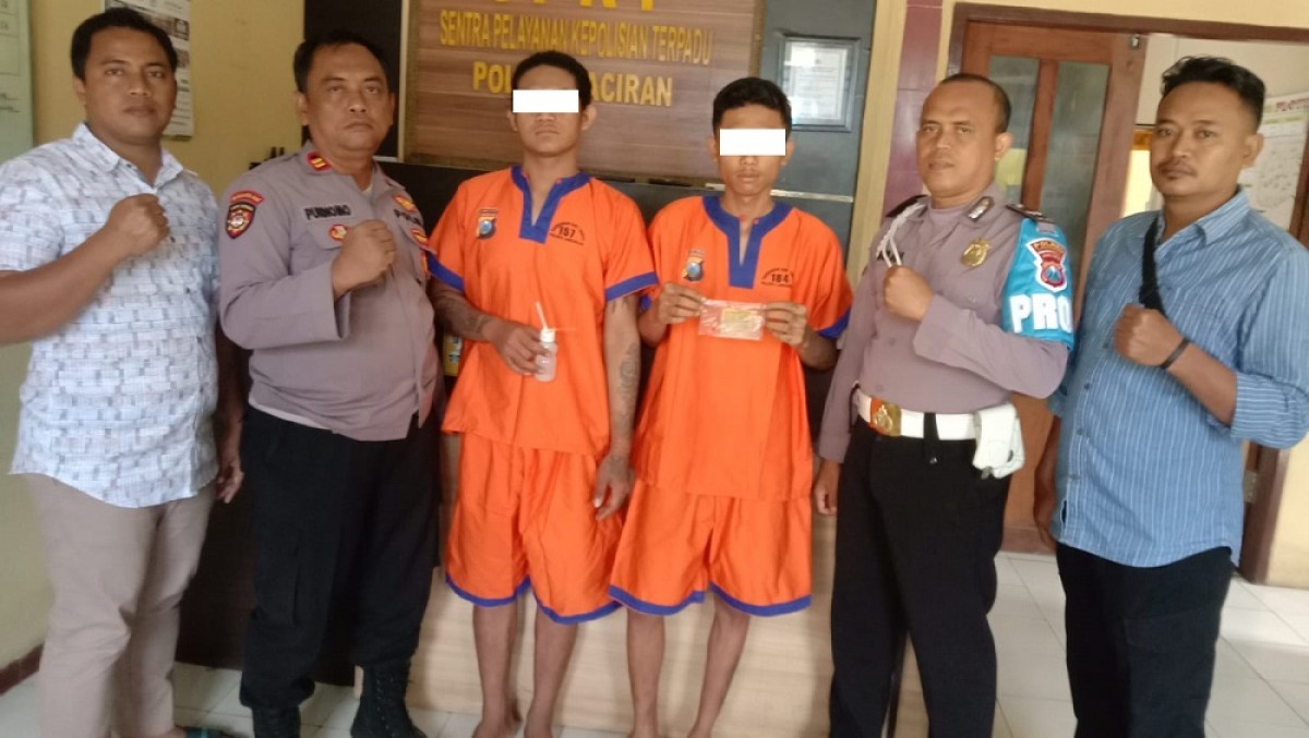 Dua pemuda pengguna sabu-sabu saat di amankan polisi. (Foto : Humas Polres Lamongan for jatimnow.com)