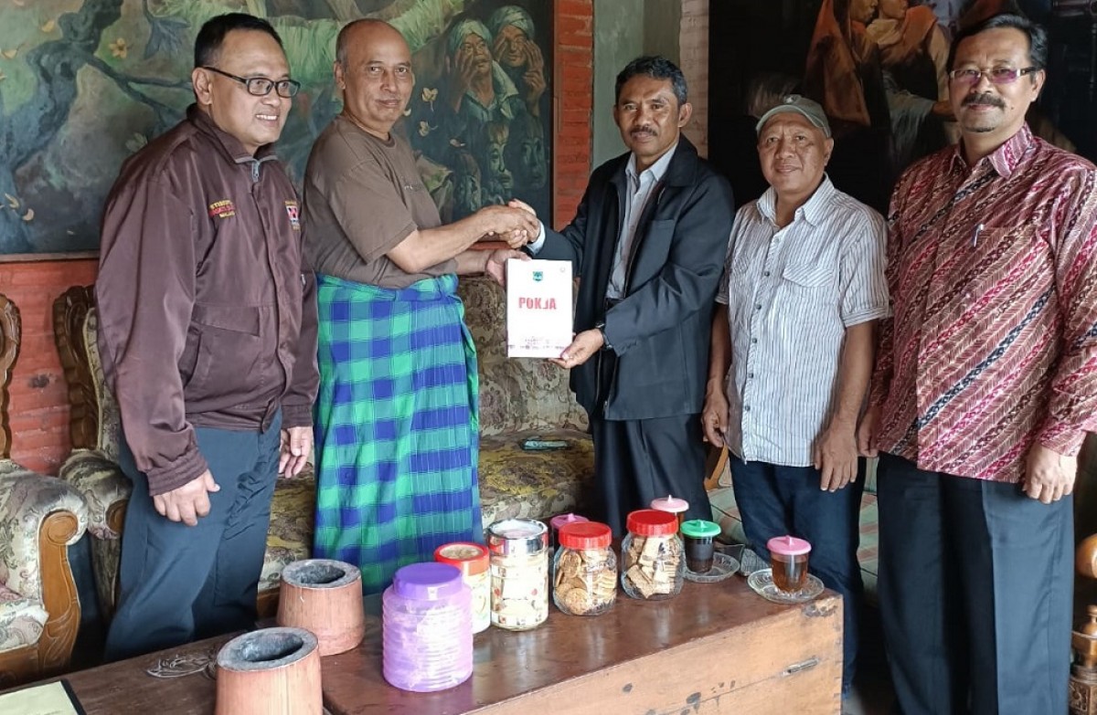 Saat DPKB mendatangi rumah Slamet Henkus. (Foto: Galih Rakasiwi/jatimnow.com)