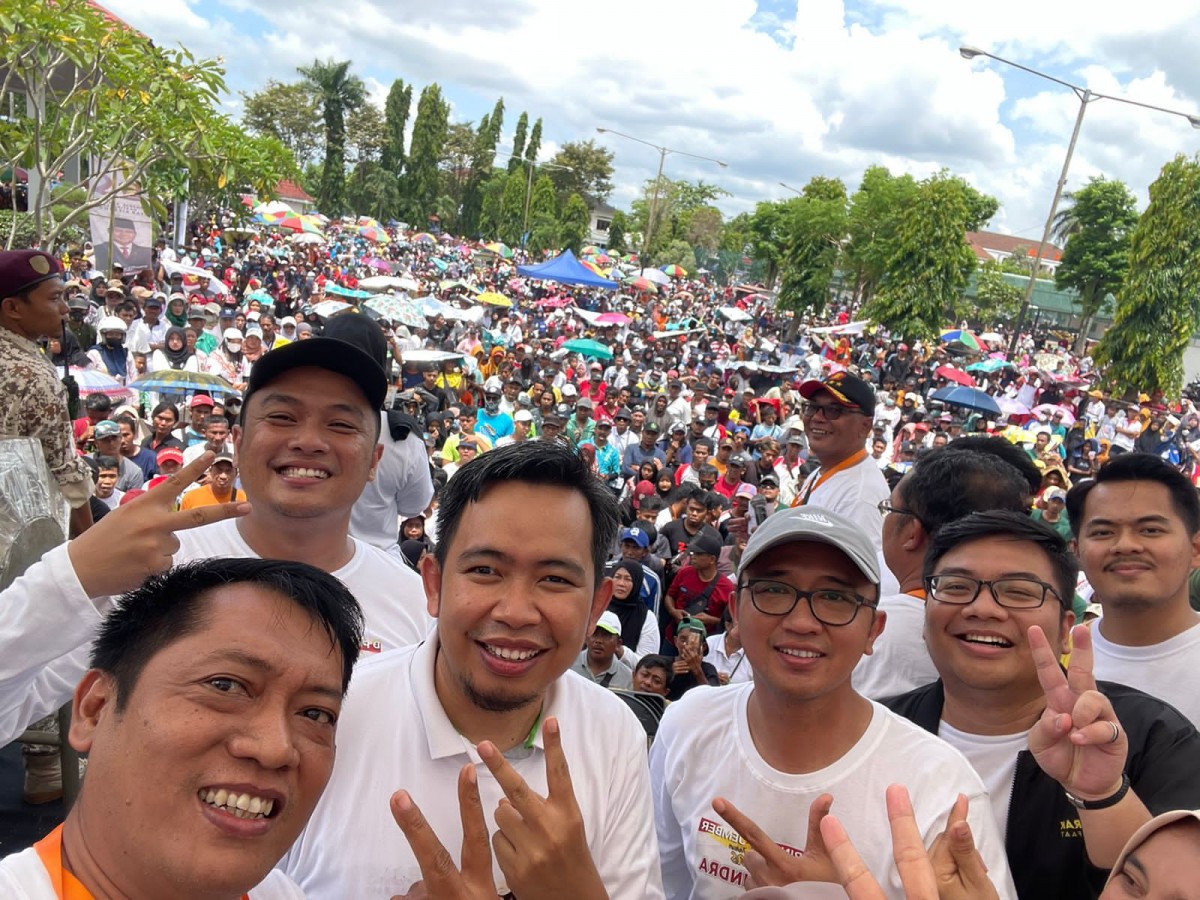 Muhammad Fawait bersama warga Jember (Foto: Fraksi Gerindra for jatimnow.com)