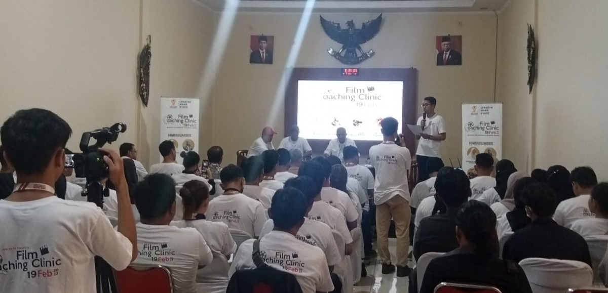 Sineas Indonesia Hasto Broto (tengah) saat mengisi pelatihan film (Foto: Ricad for jatimnow.com)