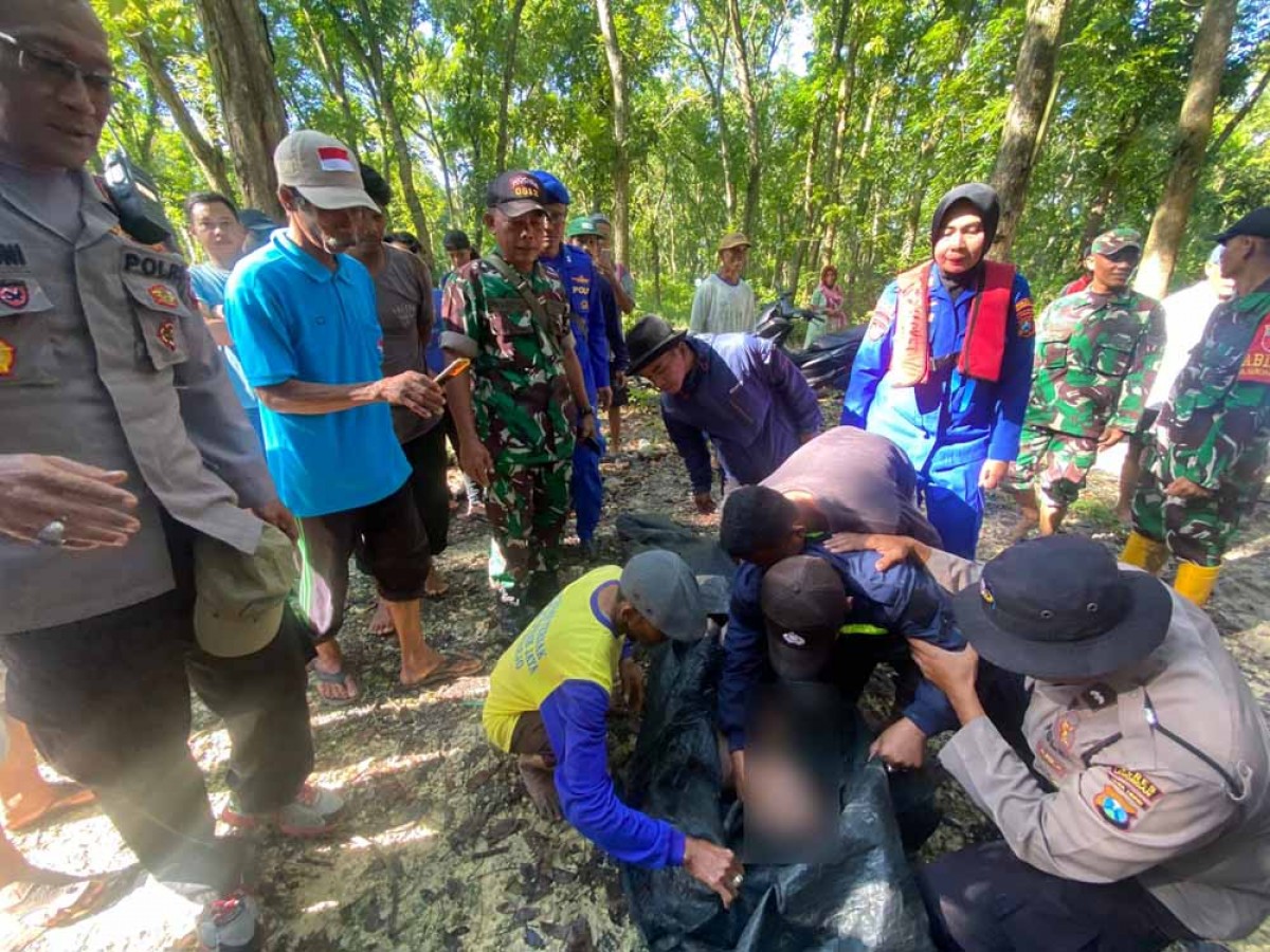 Evakuasi jasad korban meninggal tenggelam di Waduk Gondang Lamongan. (Foto: Adyad Ammy Iffansah/jatimnow.com)