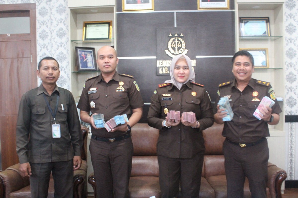 Kejari Kabupaten Mojokerto Kembalikan Uang Sitaan Kasus Korupsi PNPM