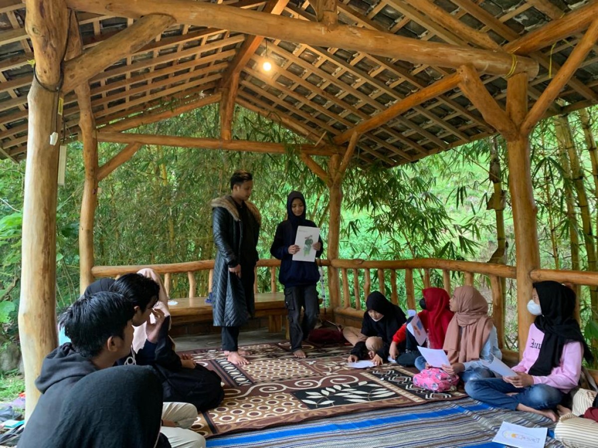 Para pelajar mengikuti pembelajaran di Sekolah Alam Sobyor. (Foto: Galih Rakasiwi/jatimnow.com)