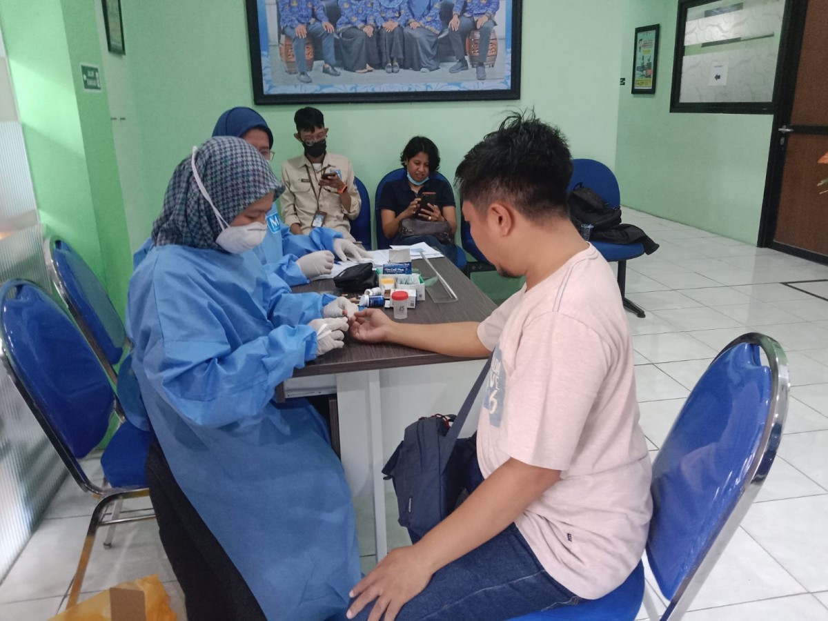 Salah satu wartawan saat dicek kesehatannya (Foto: PWI Mojokerto)