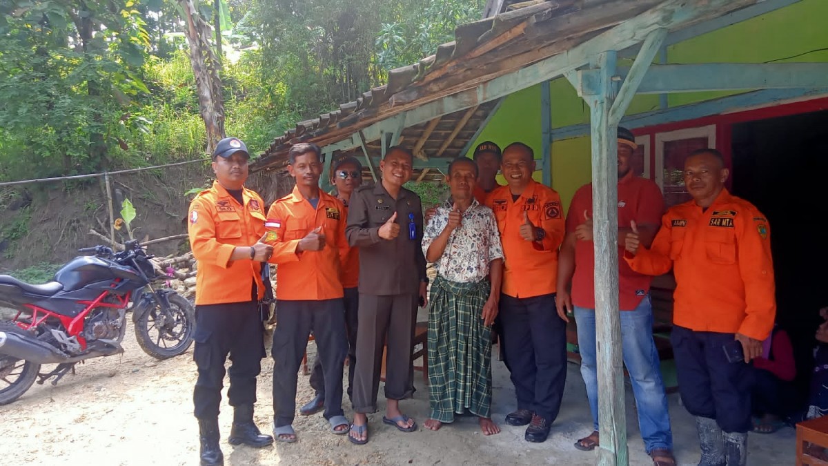 Petugas BPBD bersama Pemdes setempat saat mengunjungi Suradi di rumahnya usai ditemukan. (Foto: Kades Turi Riyadi for Jatimnow.com)