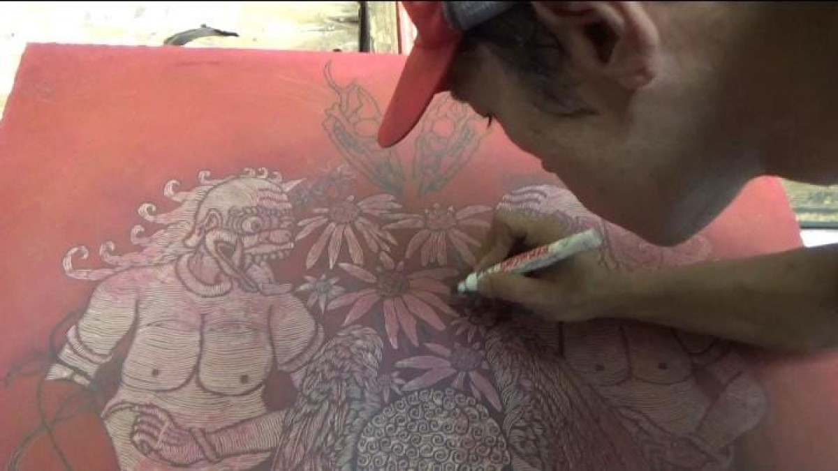 Imron saat membuat lukisan cukil. (Foto-foto: Elok Aprianto/jatimnow.com)