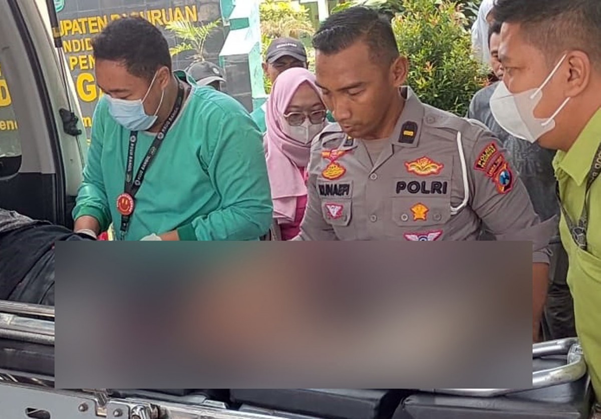 Kanit Gakkum Satlantas Polres Pasuruan, Ipda A Kunaefi saat membantu korban kecelakaan (Foto: Unit Gakkum Satlantas Polres Pasuruan)