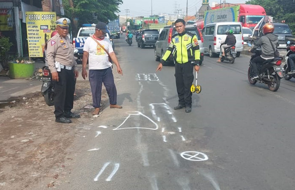 Polisi melakukan olah TKP di lokasi kecelakaan (Foto: Unit Gakkum Polresta Sidoarjo foto jatimnow.com)